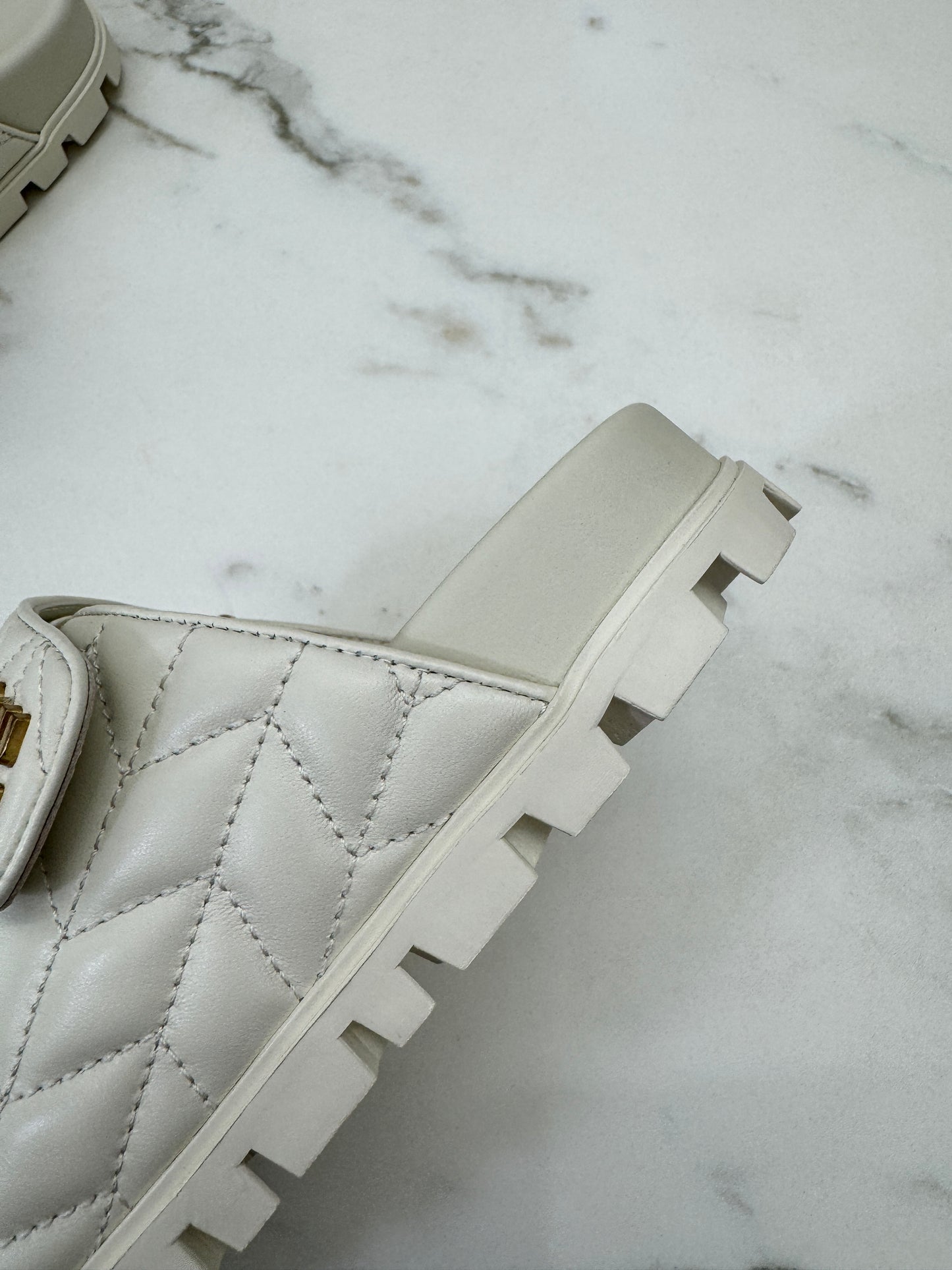 MIU MIU 魔術貼涼鞋 米白色羊皮