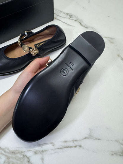CHANEL 24A Mary Jane 平底小羊皮