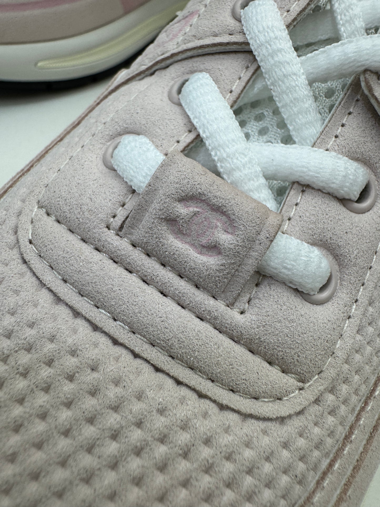 CHANEL 24S 淺粉色運動鞋