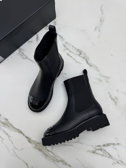CHANEL 22C 漆皮拼牛皮 切爾西短靴 Chelsea Boots