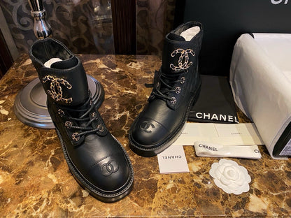 CHANEL 菱格衘扣馬丁靴 ￼