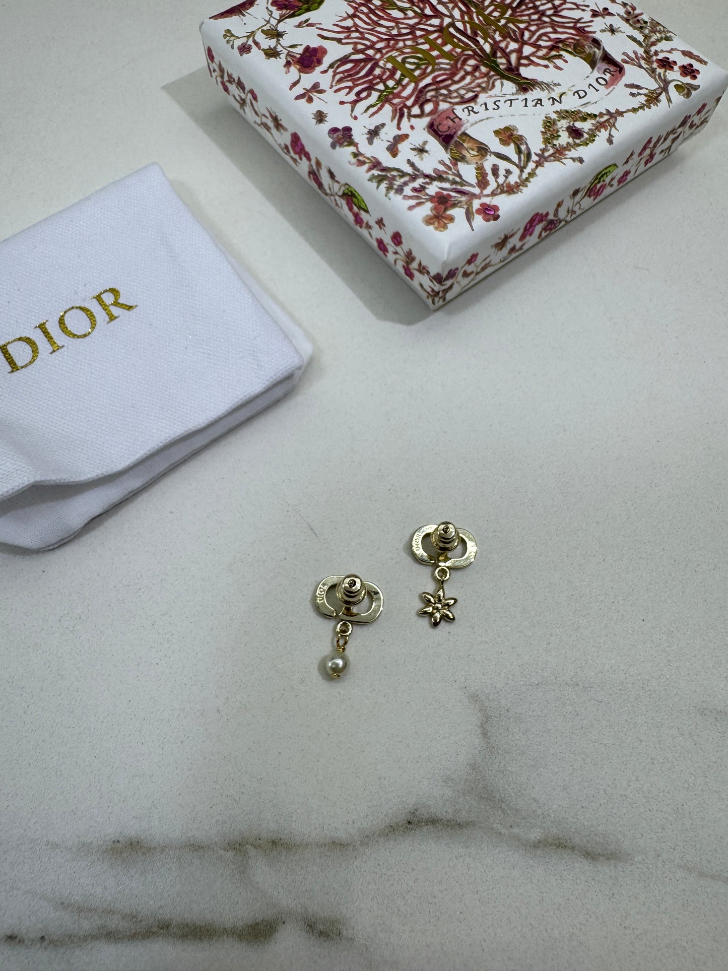 Dior Petit CD Daisy 耳環