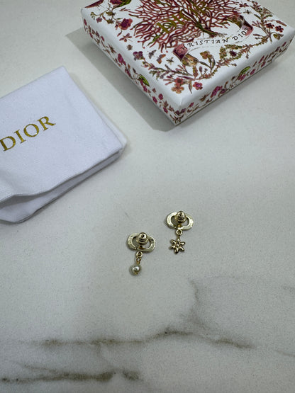 Dior Petit CD Daisy 耳環