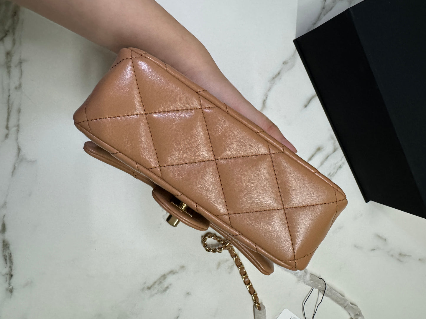 CHANEL 24B 手柄 Flap Bag 小號 奶茶色 亮面小羊皮