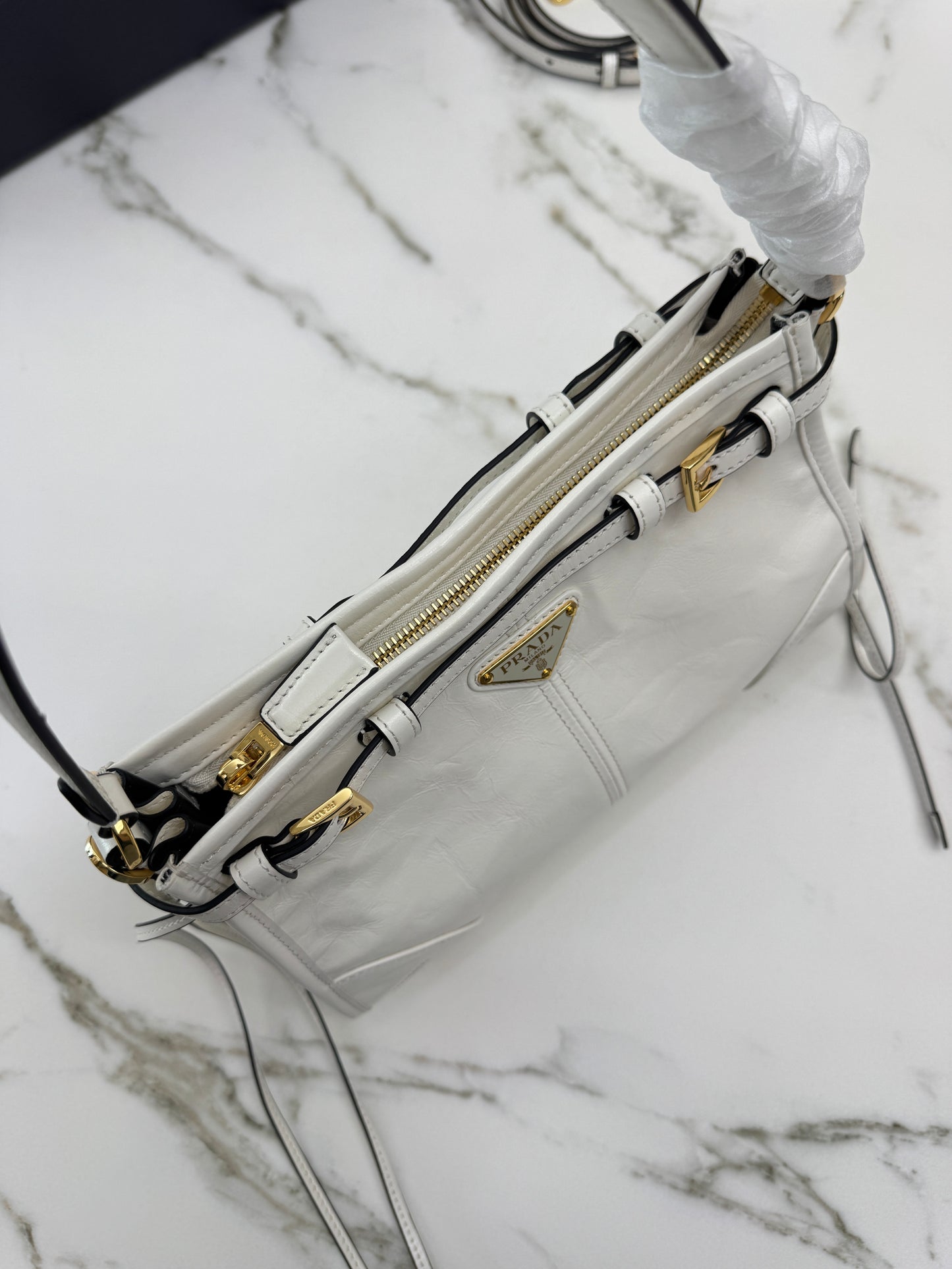 PRADA Bonnie Hobo 白色油蠟皮