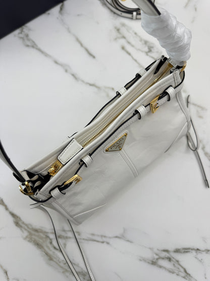 PRADA Bonnie Hobo 白色油蠟皮