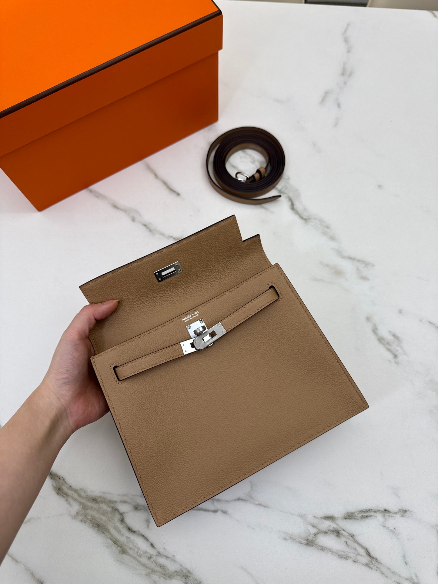 HERMES Kelly Danse 奶茶色銀扣 Chai Evercolor PHW