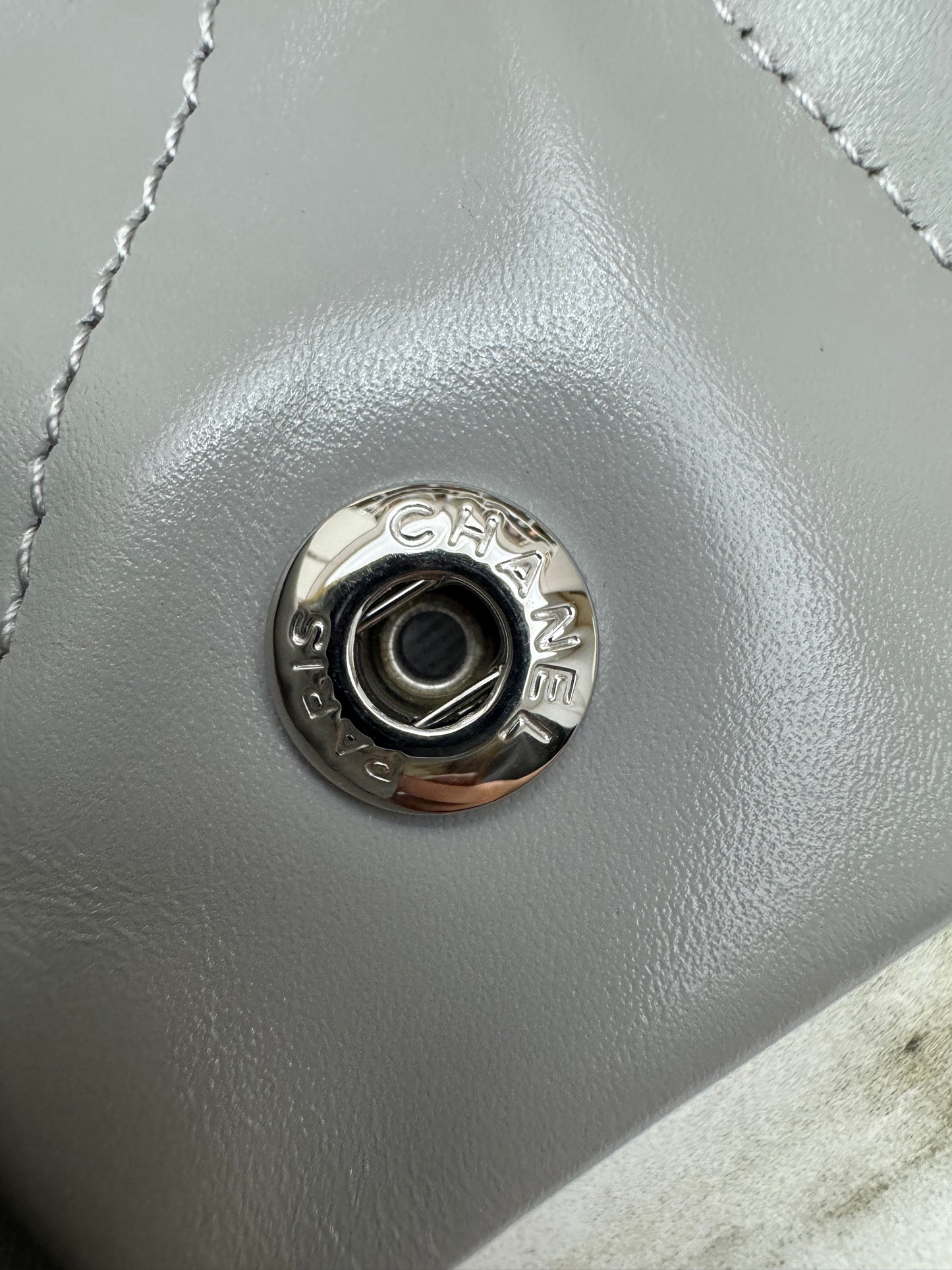 CHANEL 22 Bag Medium 23C淺灰色銀扣