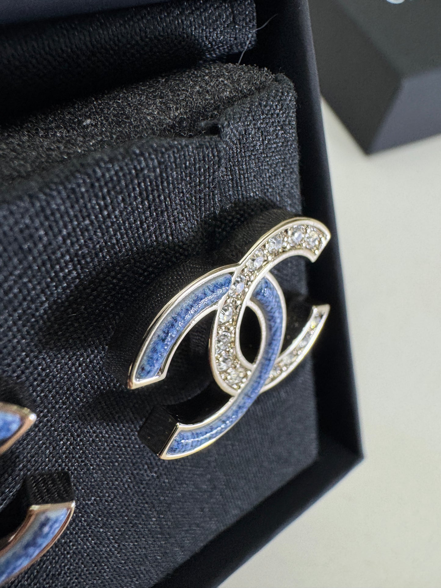 CHANEL 26C 牛仔藍拼鑽耳環