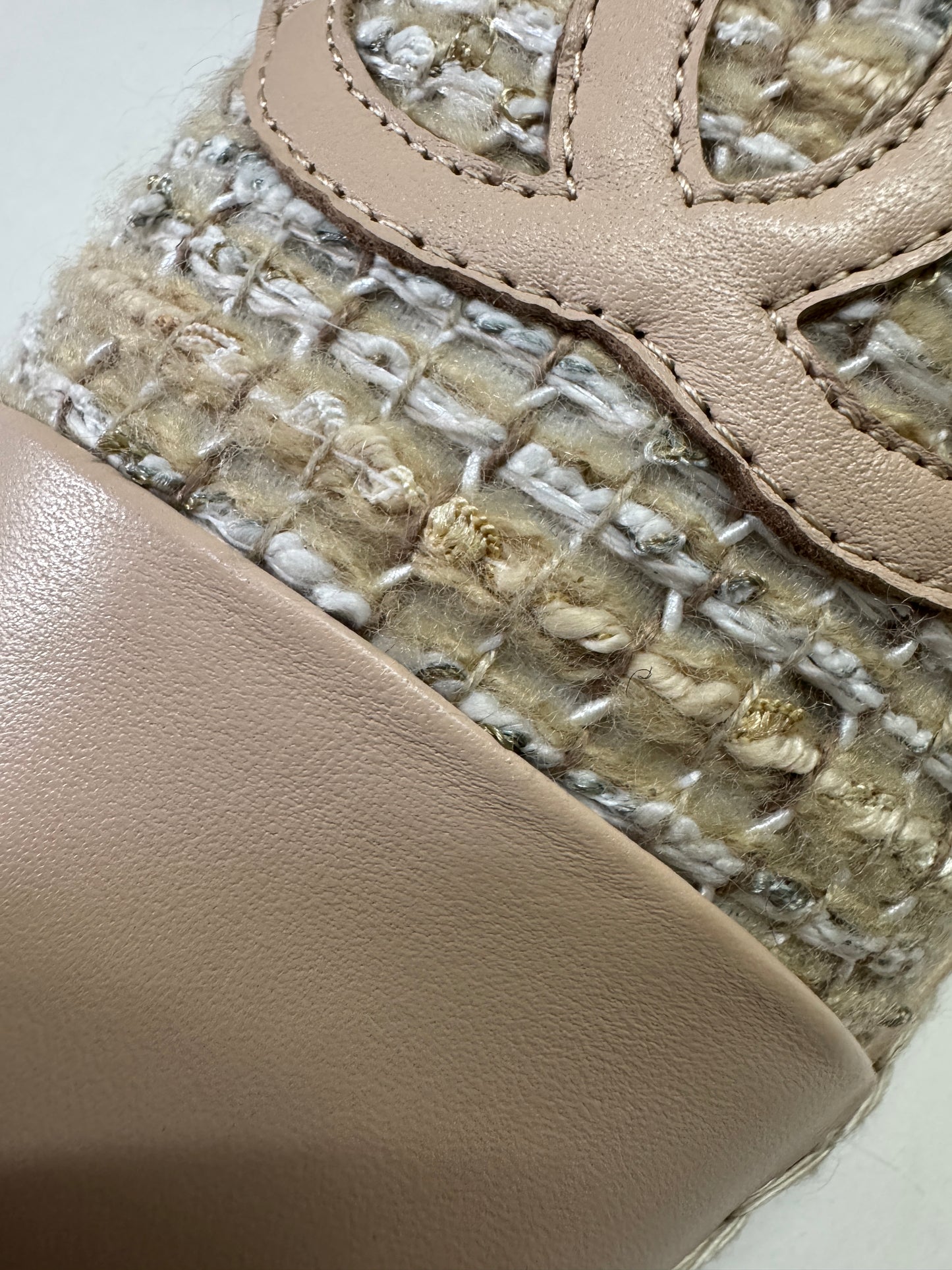 CHANEL 淺杏色軟呢漁夫鞋