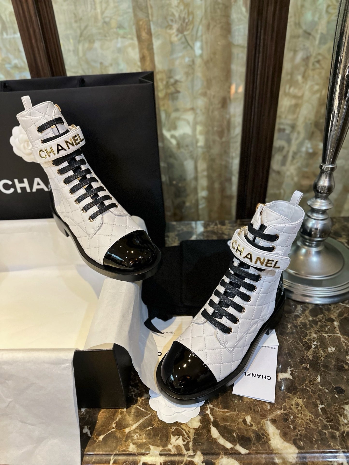 CHANEL 羊皮 菱格字母機車靴 黑白 23a￼