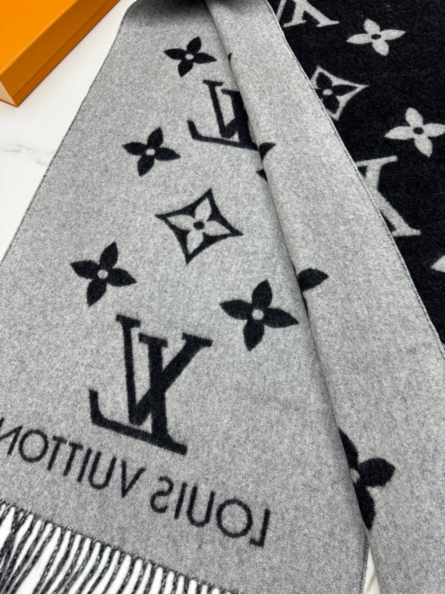 LV Reykjavik Scarf 100% Cashmere Black