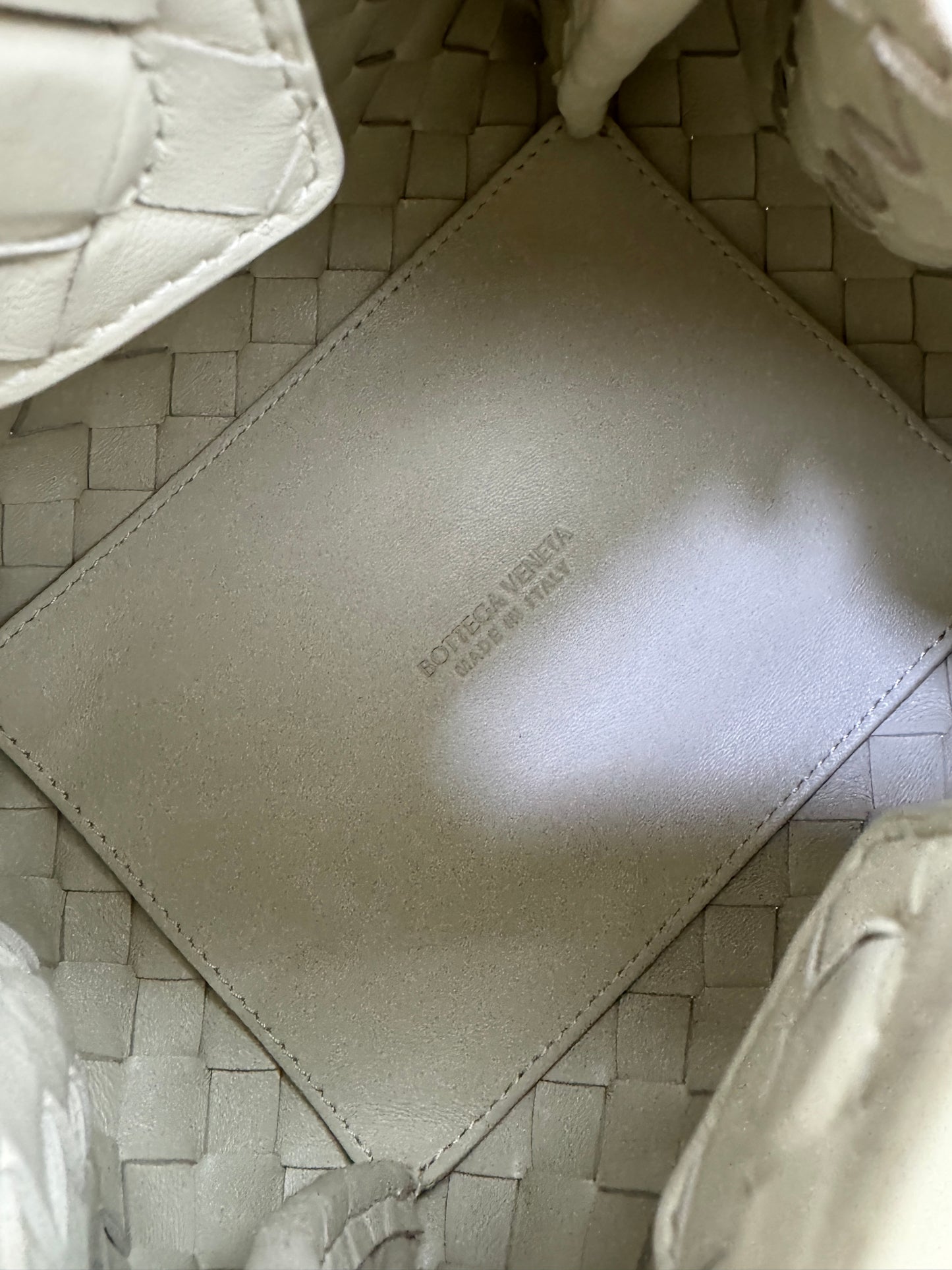 BV Parachute Small 海鹽白 Sea Salt