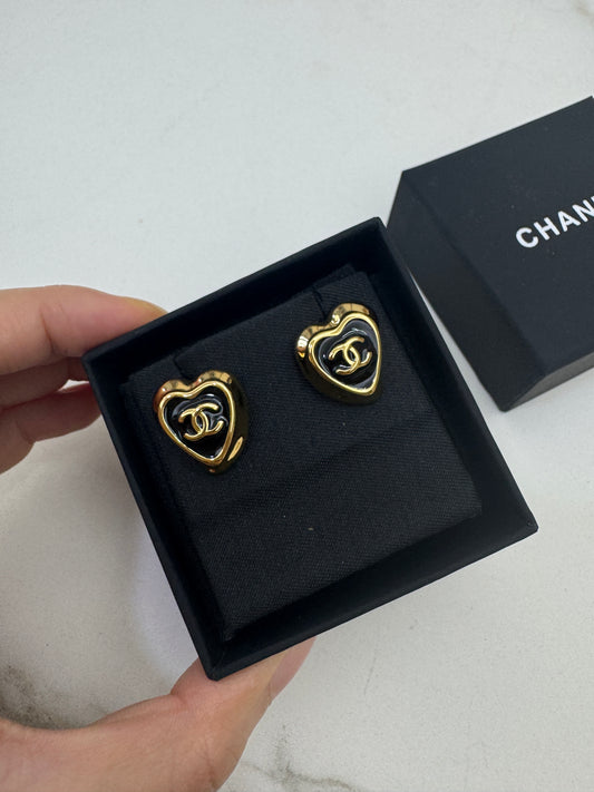 CHANEL 25A 黑色愛心琺瑯耳環