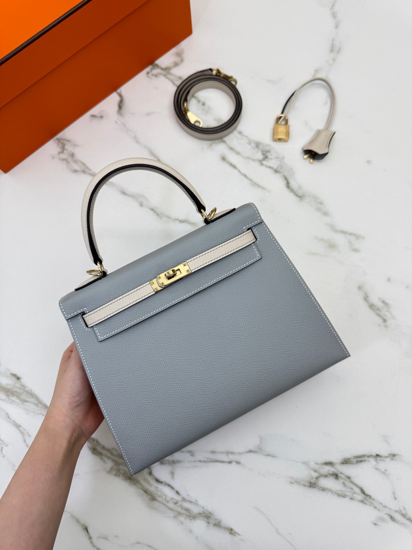 HERMES Kelly 25 冰川藍拼奶昔白 Epsom 香檳金扣 8U Bleu Glacier/ 10 Craie PBHW