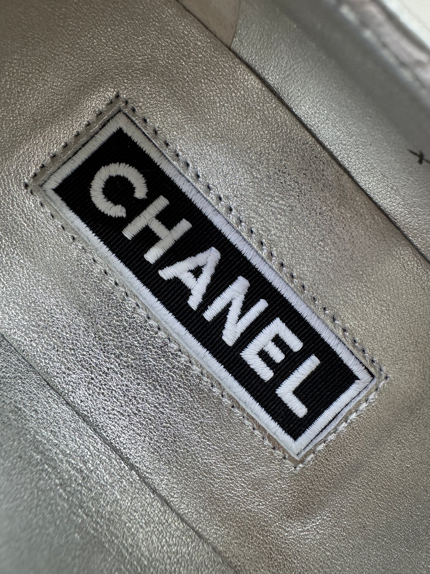 CHANEL 24P銀色平底瑪麗珍