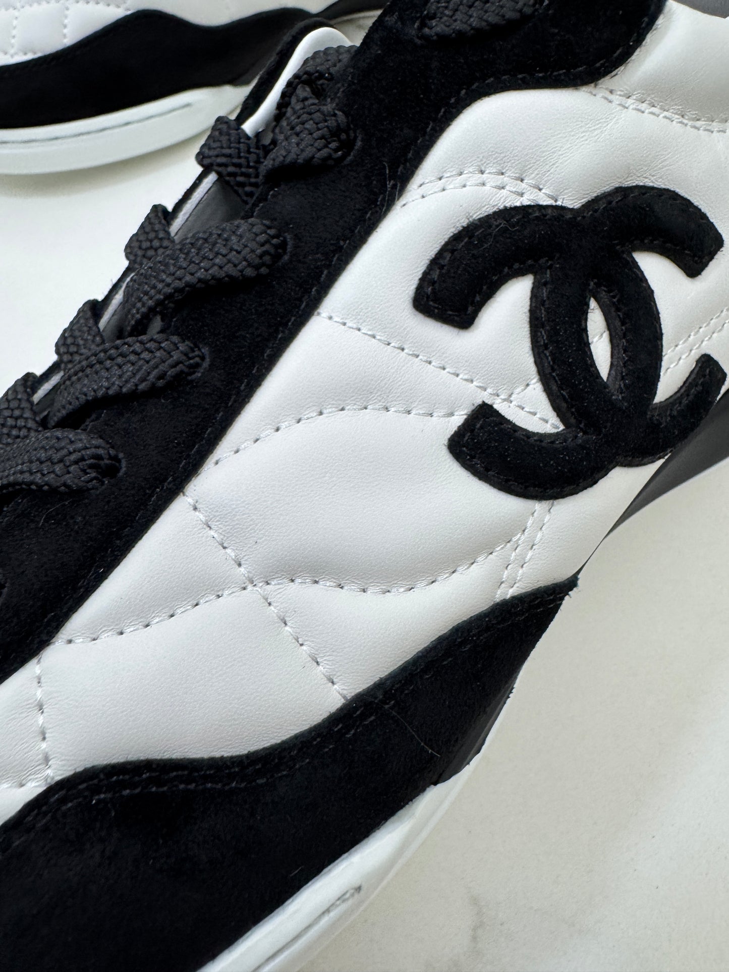 CHANEL 26S 黑白菱格德訓鞋 棒球鞋