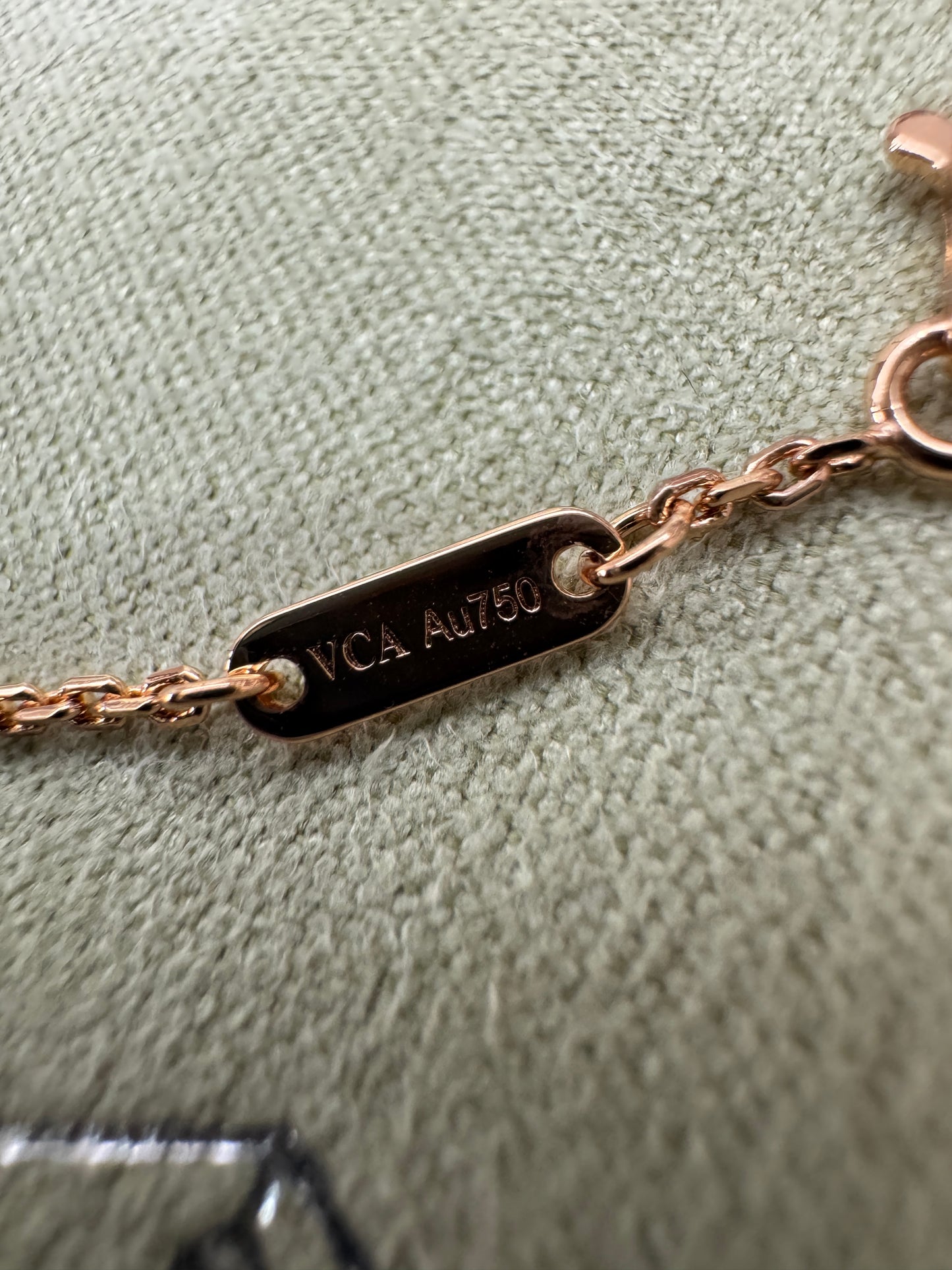 VCA Sweet Alhambra Bracelet 紅玉髓