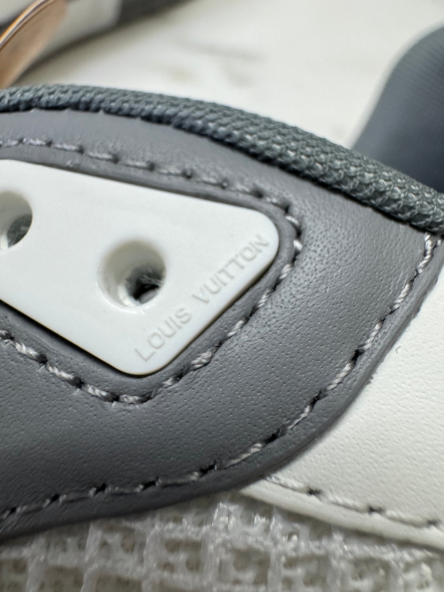 LV Trainer 25年灰牛仔