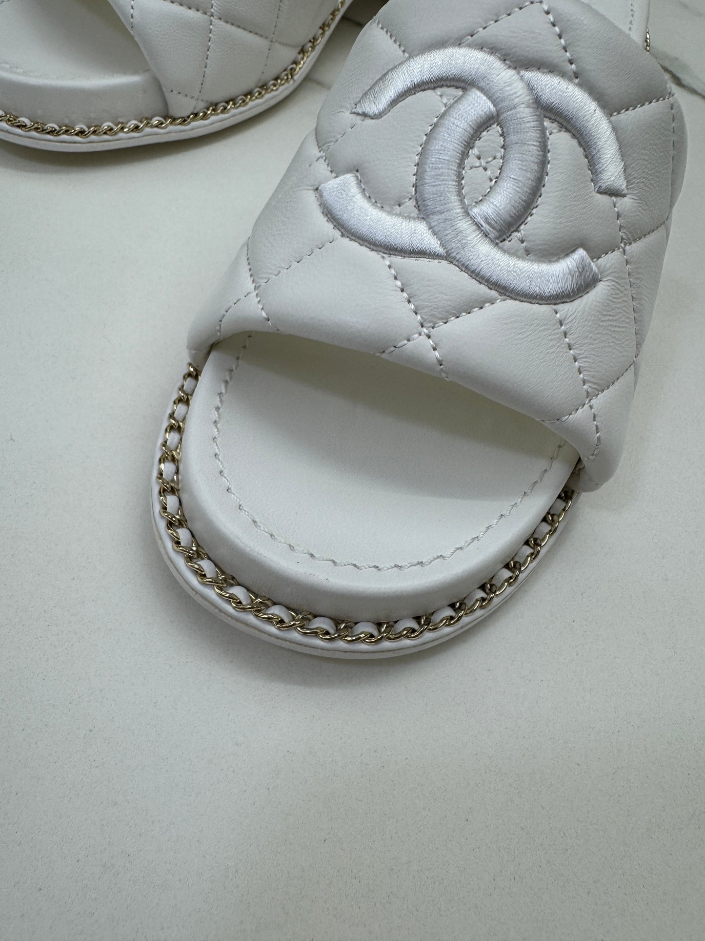 CHANEL 25P 粗跟拖鞋 白色