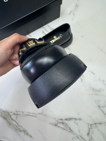 CHANEL 24B Loafer 字母樂福鞋