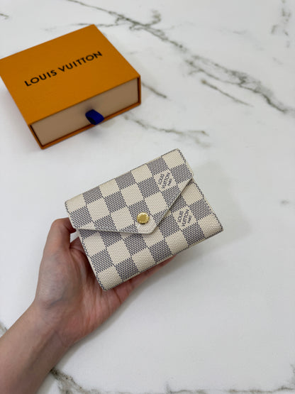 LV N64022 白棋盤三摺錢包 Victorine Wallet Damier Azur Canvas