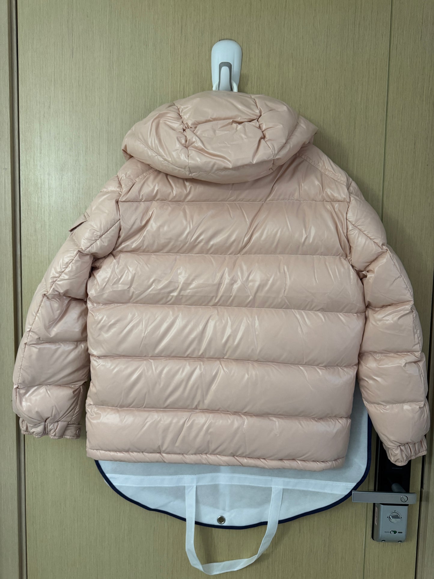 Moncler Maya 70 羽絨 光面淺粉紅色