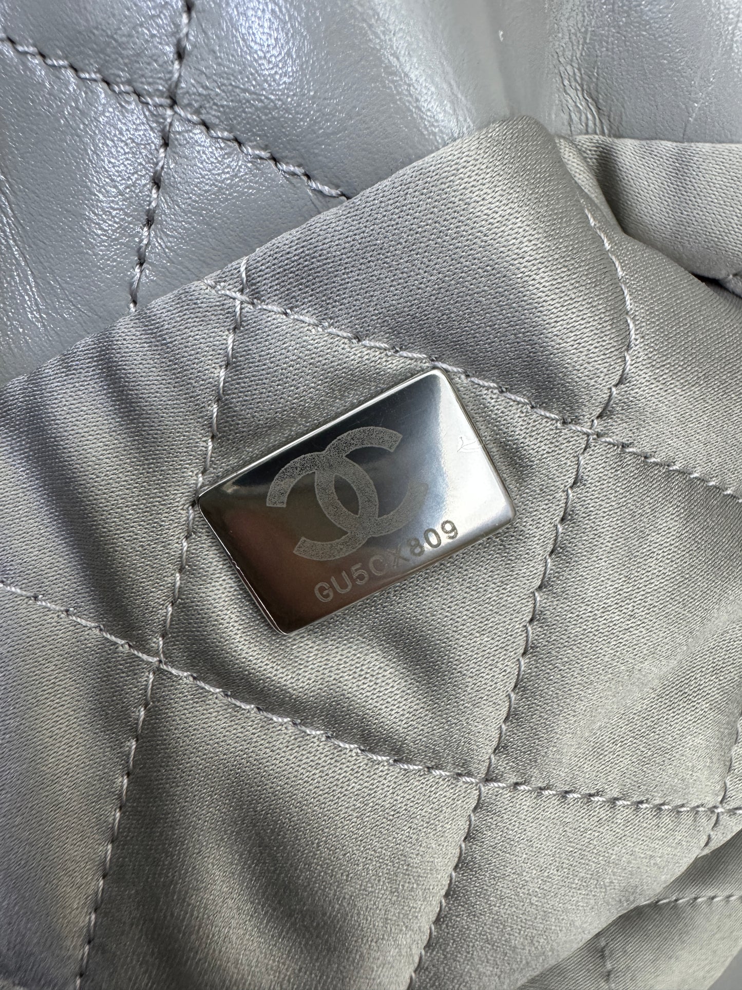 CHANEL 22 Bag Medium 23C淺灰色銀扣