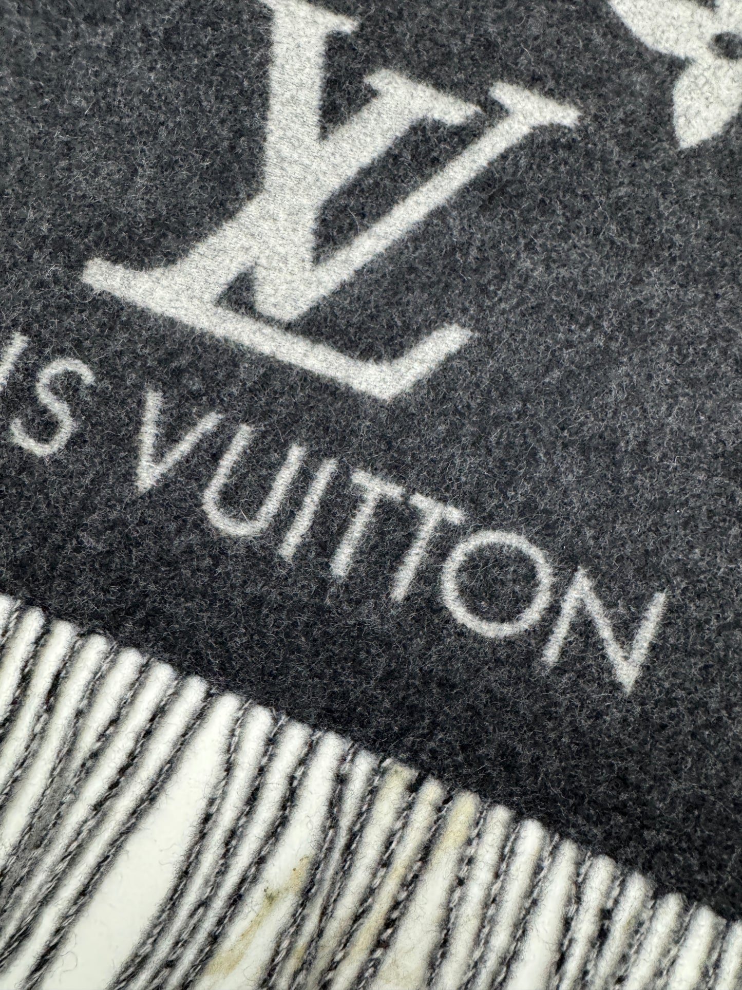 LV Reykjavik Scarf 100% Cashmere Black