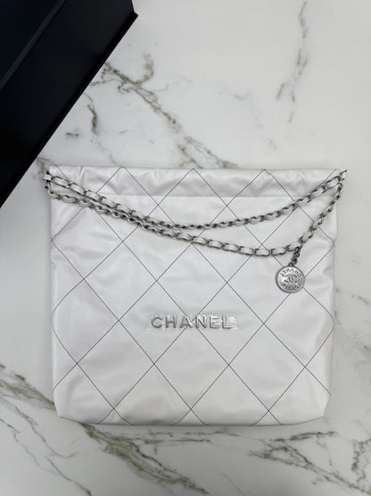 CHANEL 22Bag Medium 白色黑線