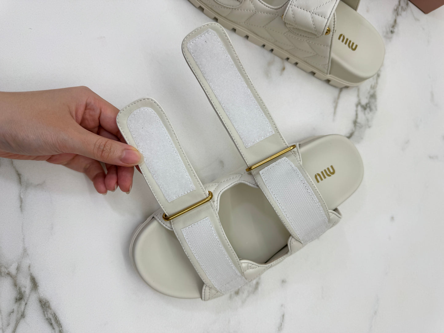 MIU MIU 魔術貼涼鞋 米白色羊皮