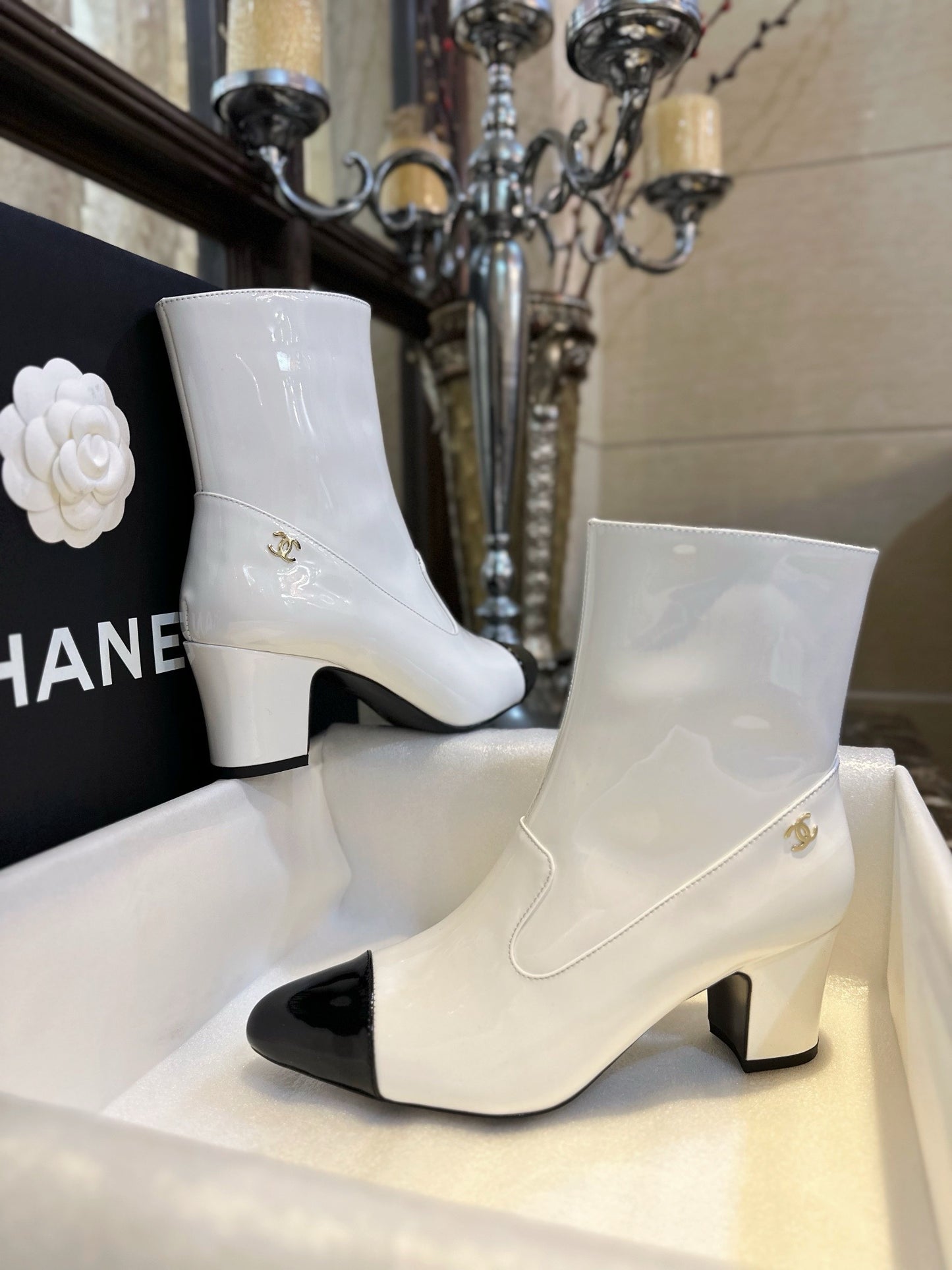 CHANEL 尖頭粗跟短靴 黑白 23B