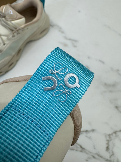 LOEWE X ON 8.0 淺米拼天藍色