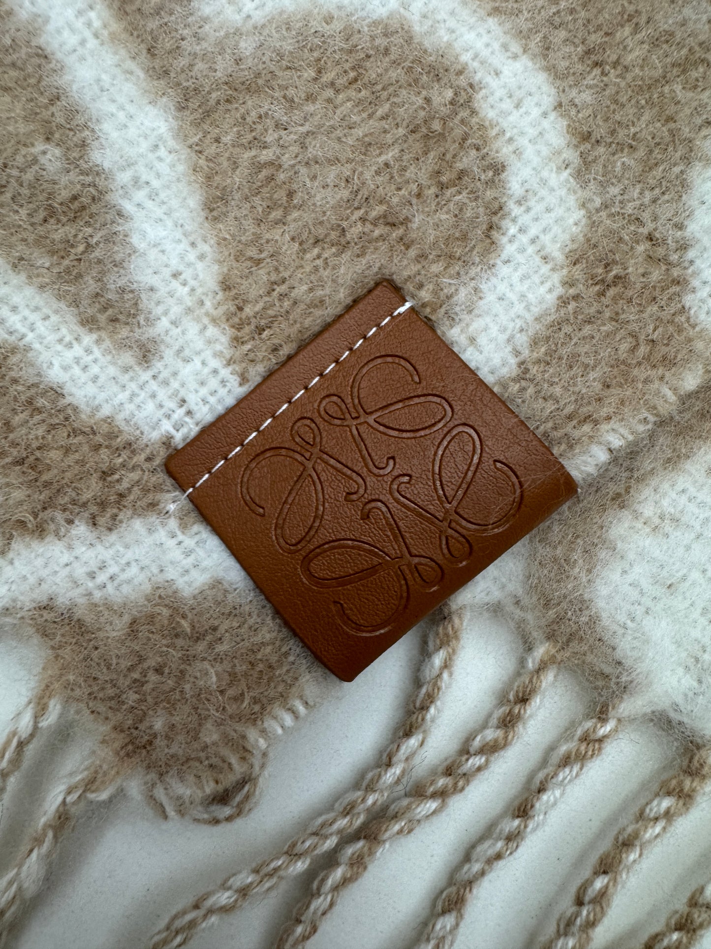 LOEWE 羊駝毛雙面Scarf 奶茶色