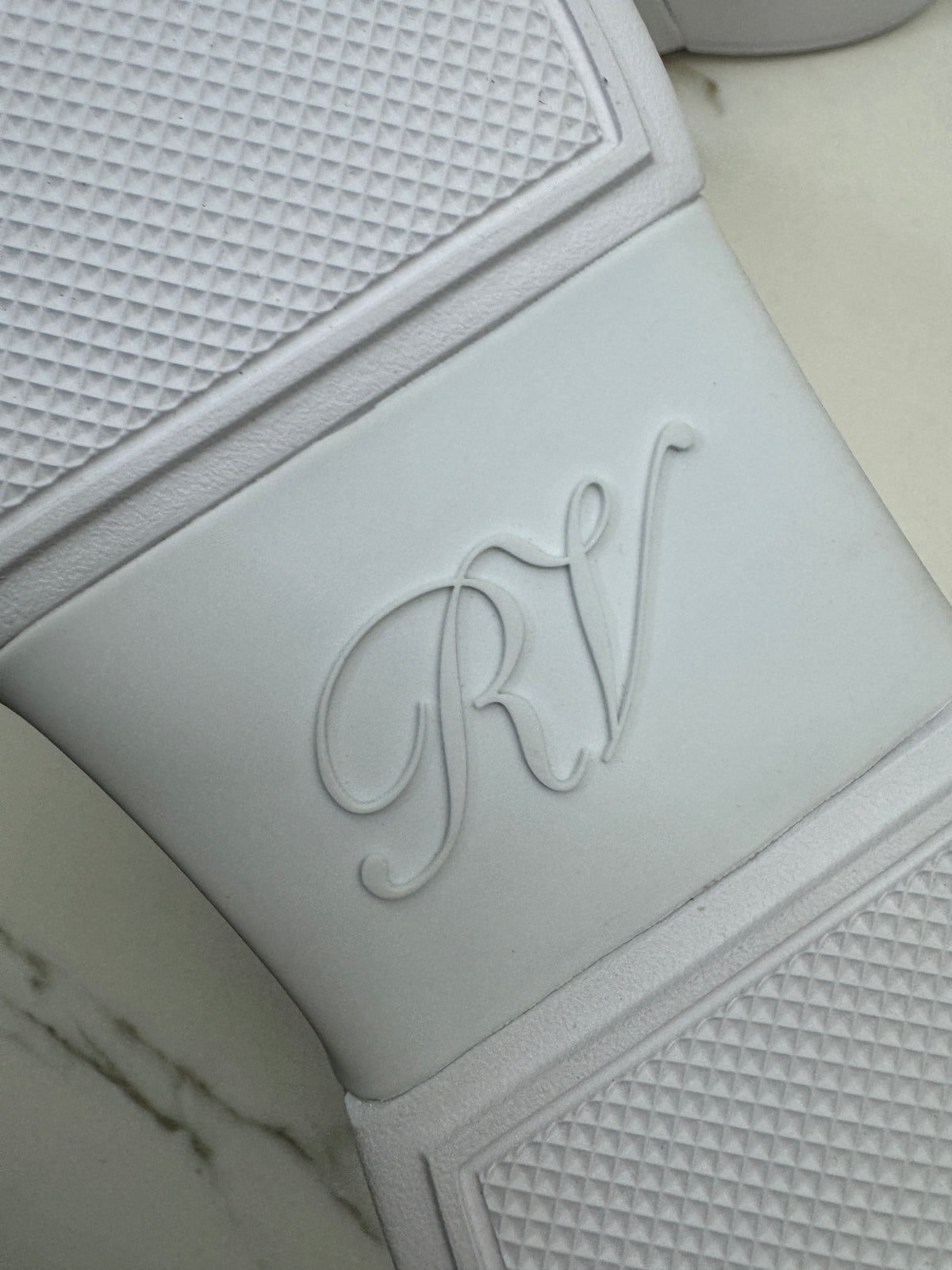 RV Viv’ Skate 厚底鑽扣小白鞋