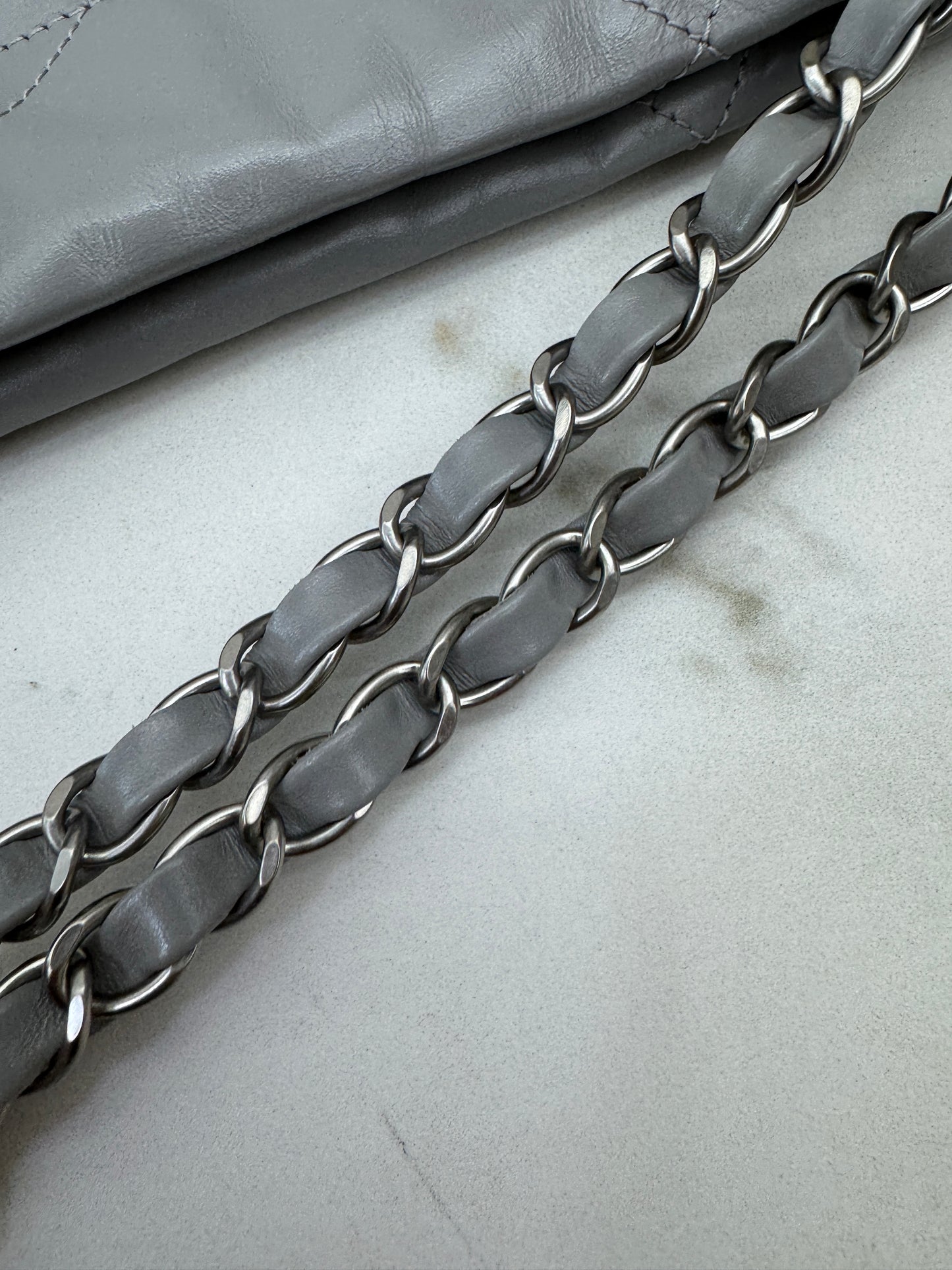 CHANEL 22 Bag Medium 23C淺灰色銀扣