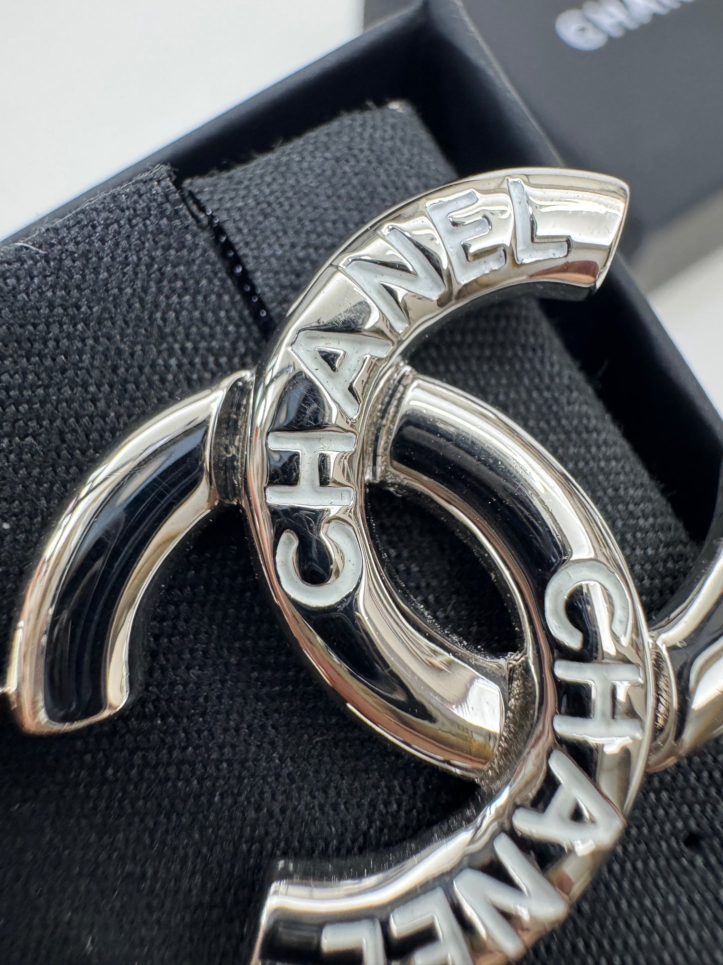 CHANEL 25C 白色琺瑯字母 銀色耳環