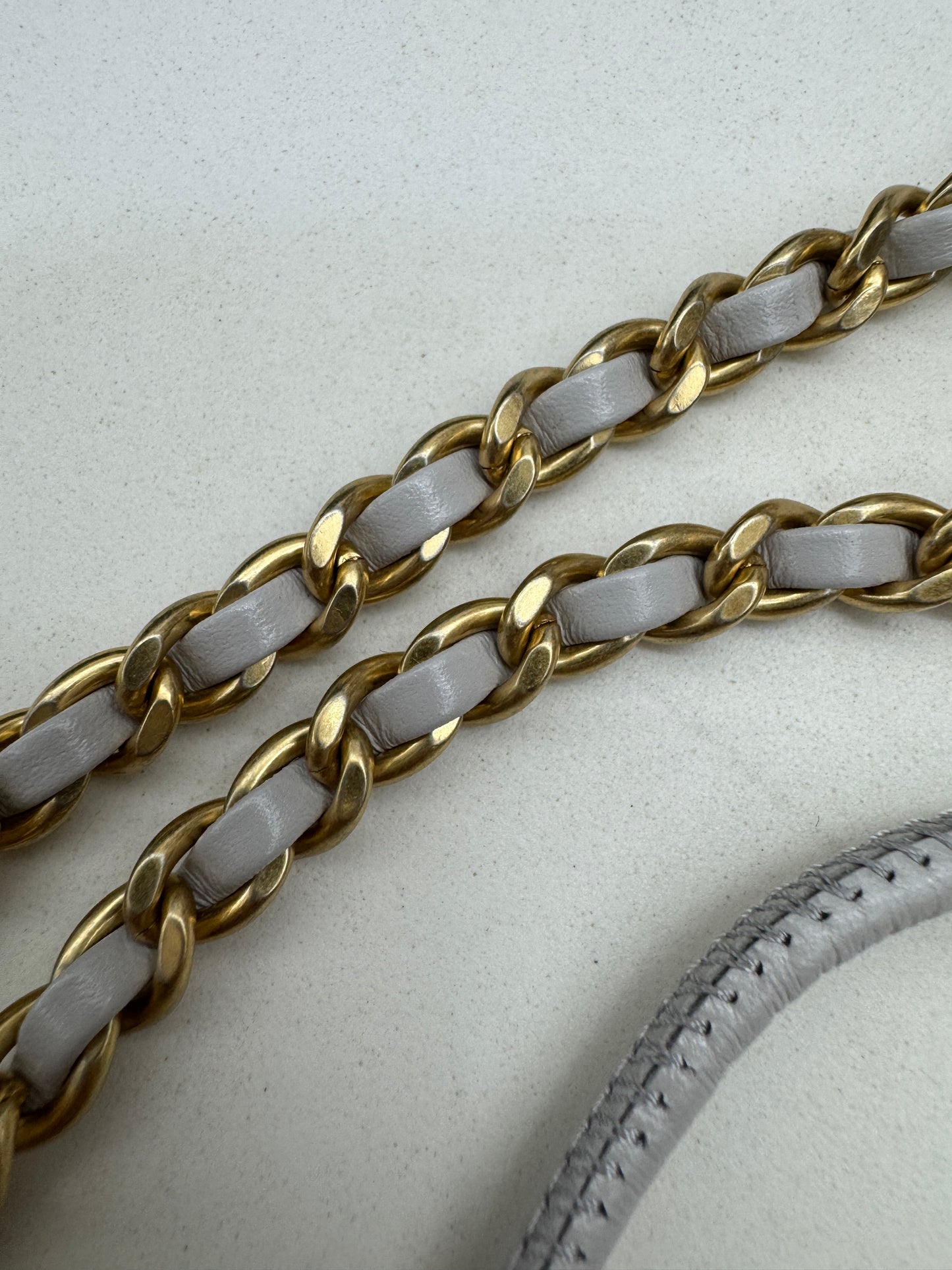 CHANEL Mini 22 Bag 25P淺灰色 新版磁吸扣