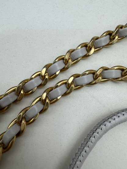 CHANEL Mini 22 Bag 25P淺灰色 新版磁吸扣