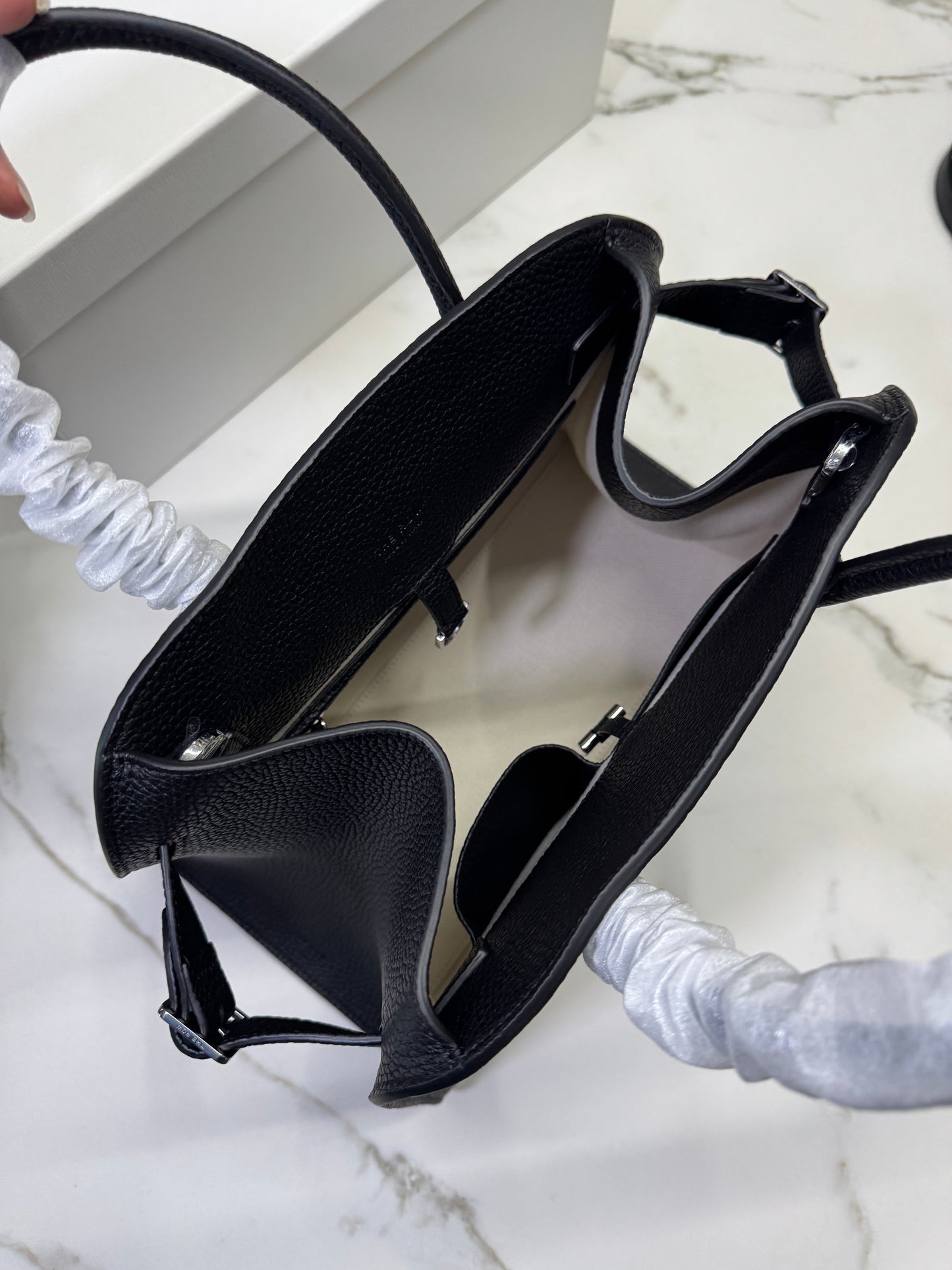 THE ROW Marguax 12 黑銀荔枝紋