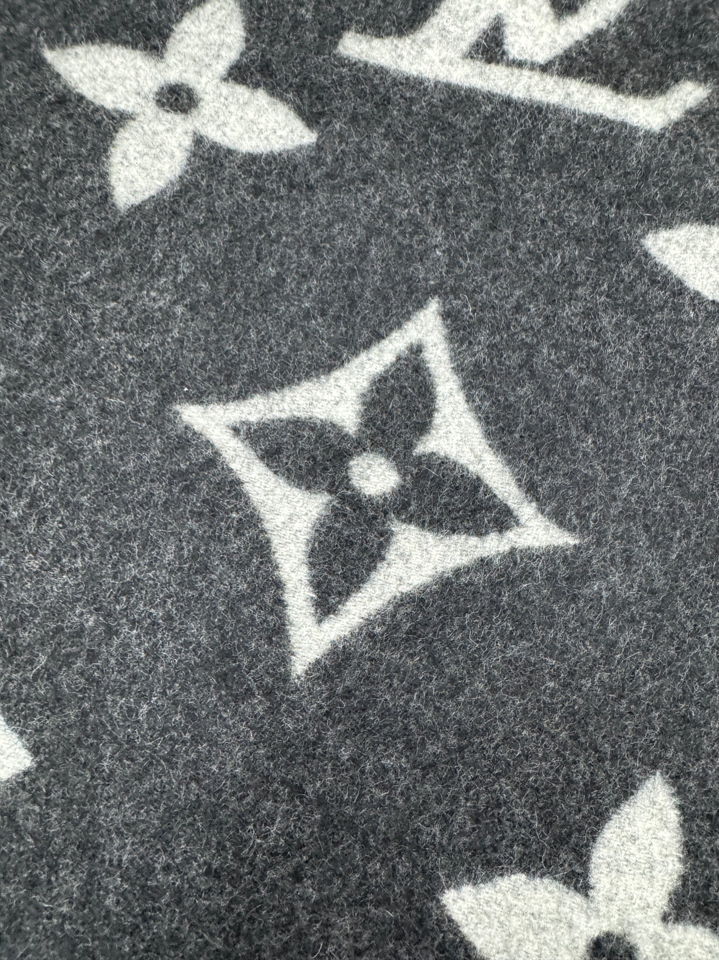 LV Reykjavik Scarf 100% Cashmere Black