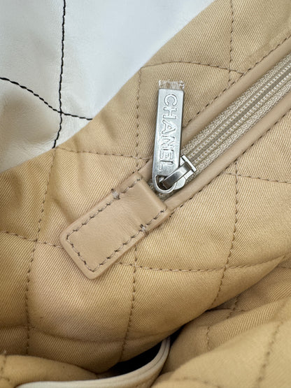 CHANEL 22Bag Medium 白色黑線