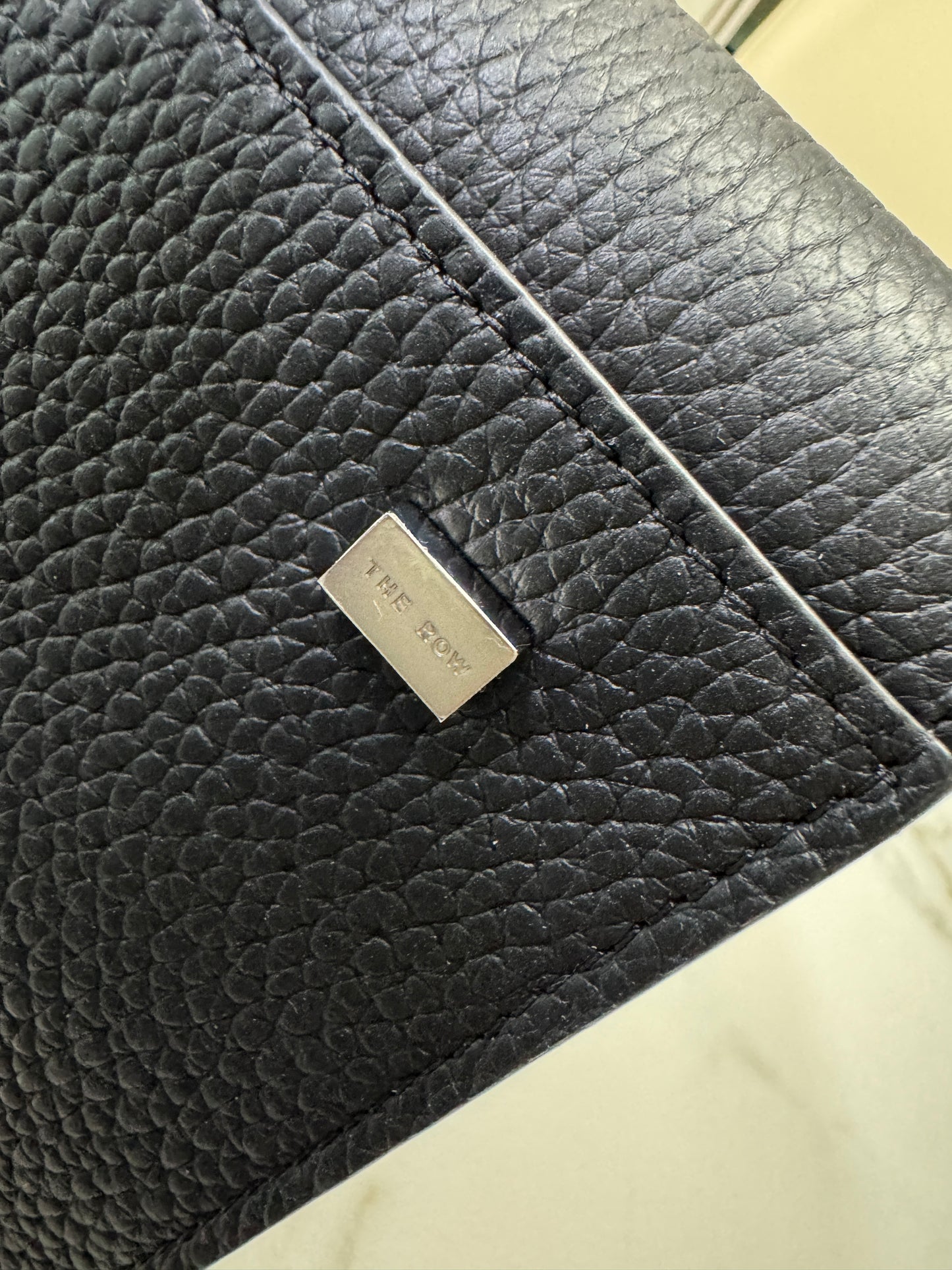 THE ROW Marguax 12 黑銀荔枝紋