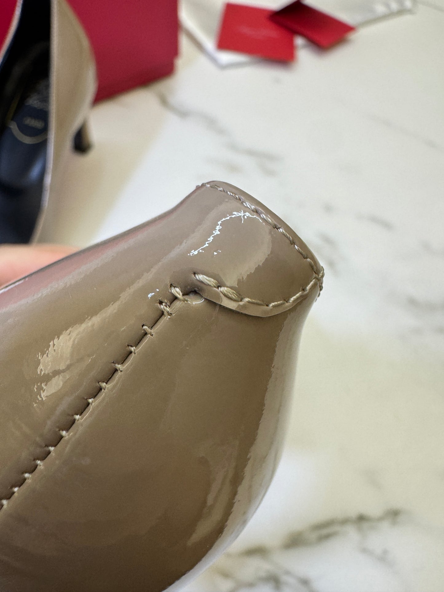 RV Trompette 喇叭跟7cm 漆皮高跟鞋 米灰色