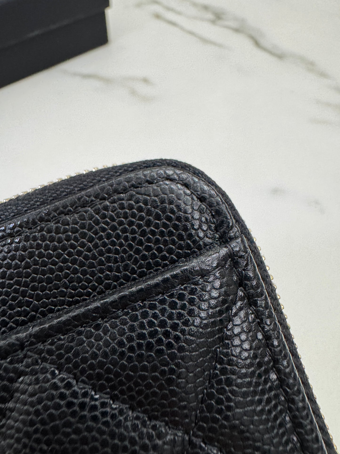 CHANEL L型拉鏈卡包 雕刻菱格扣