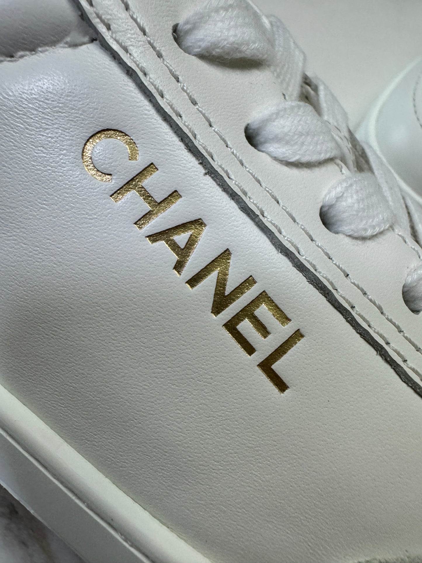 CHANEL 全皮燙金小白鞋 Sneakers