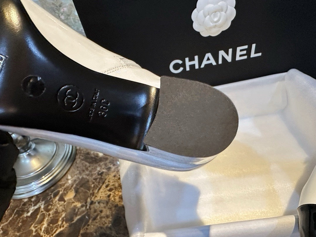 CHANEL 尖頭粗跟短靴 黑白 23B