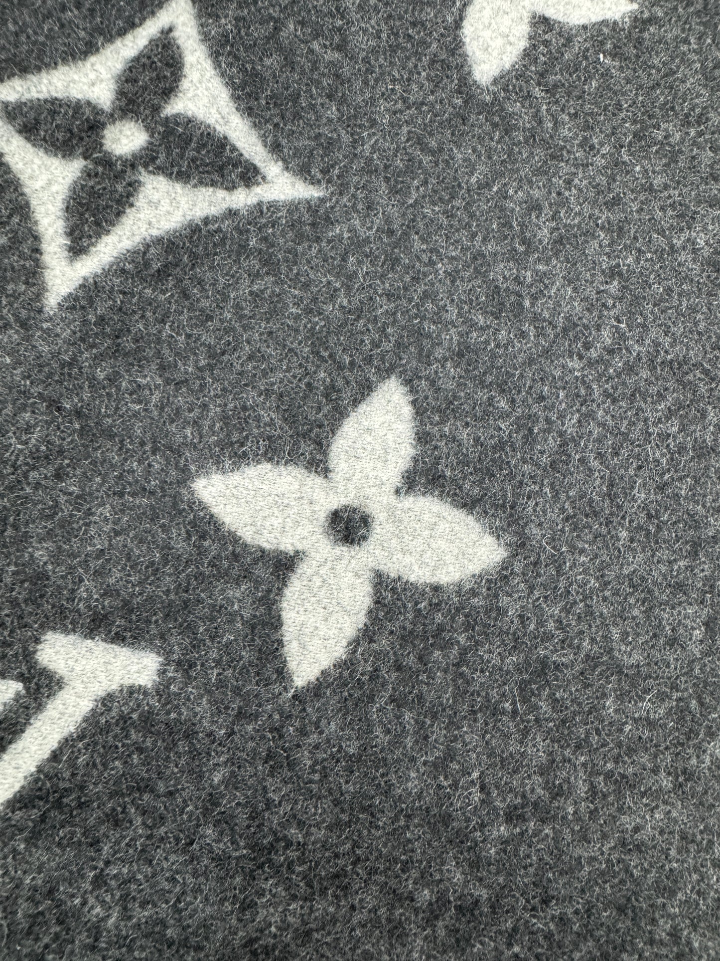 LV Reykjavik Scarf 100% Cashmere Black