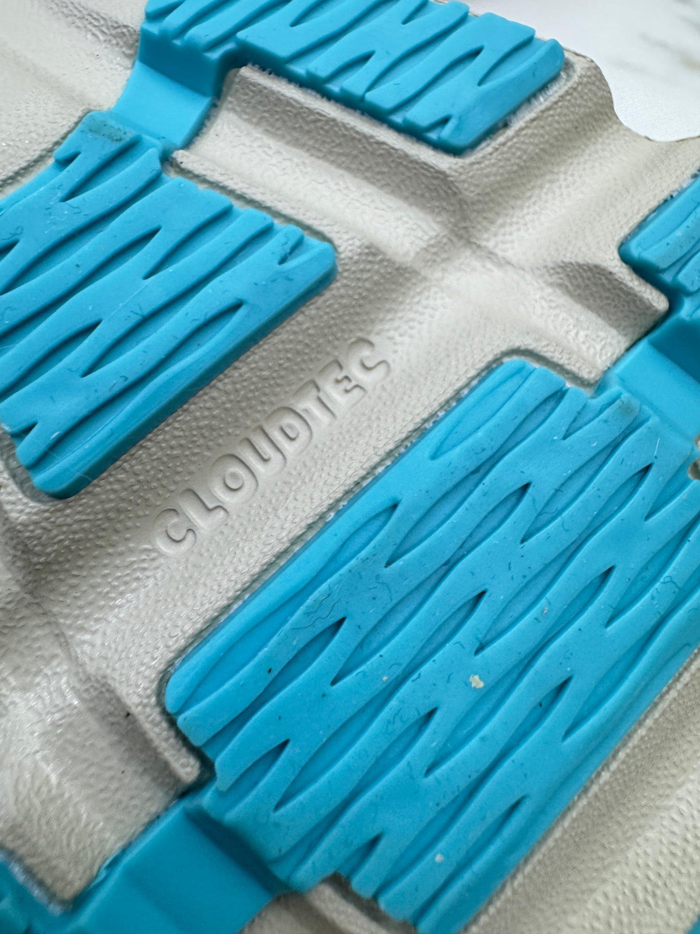 LOEWE X ON 8.0 淺米拼天藍色