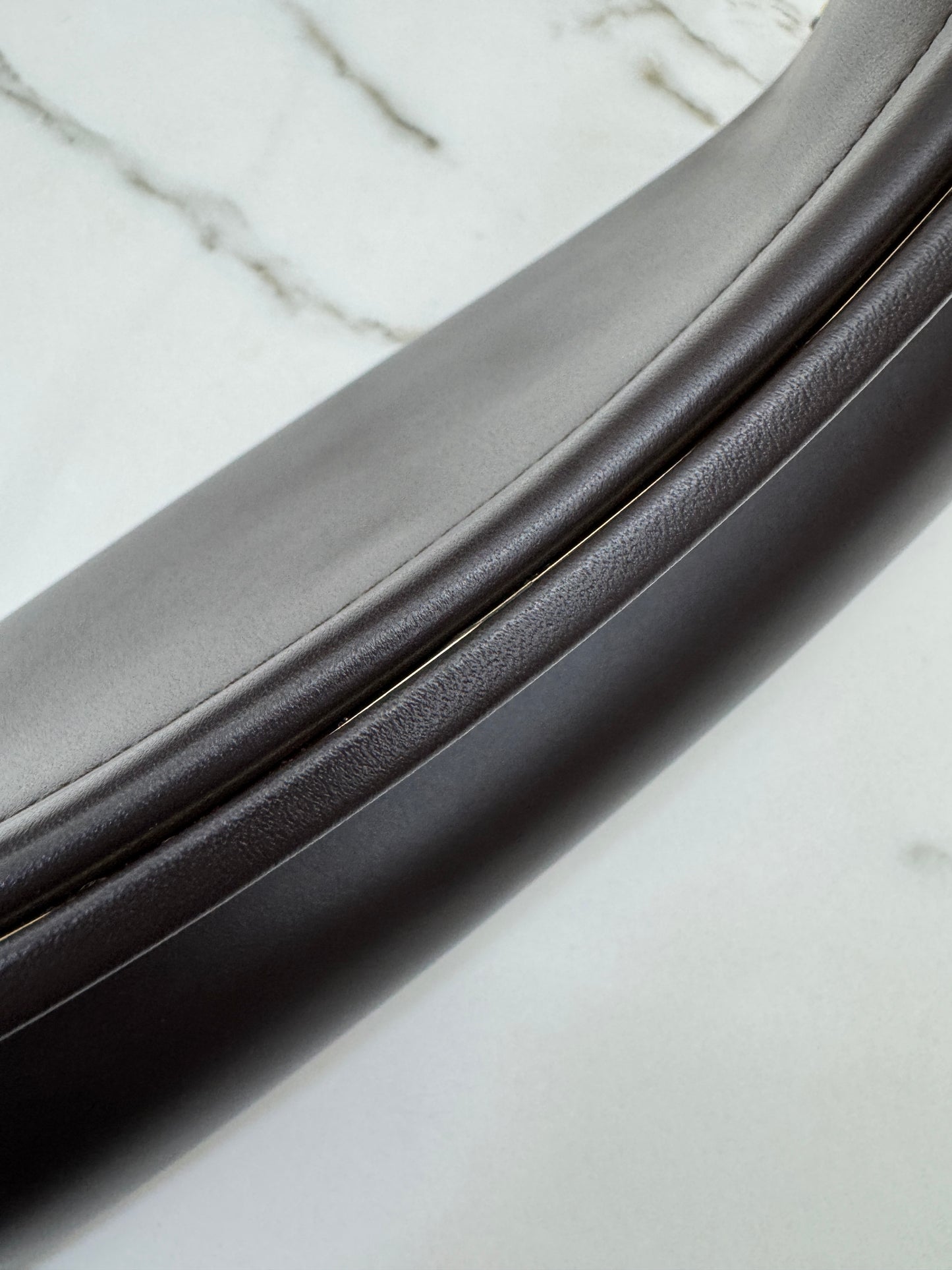 ALAIA Le Click East West Medium 深棕色